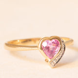 Anello vintage in oro giallo 9K con zaffiro rosa sintetico di taglio a cuore (0.60ct ca.) e diamante, anni ‘90 ca.