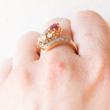 Anello Art Nouveau in oro giallo e bianco 18K con rubino (0.55ct ca.) e diamanti (0.70ctw ca.), fine anni ‘20