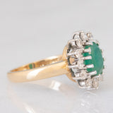 Anello a margherita vintage in oro giallo e bianco 14K con smeraldo (1.75ct ca.) e diamanti di taglio brillante (0.72ctw ca.), anni ‘70