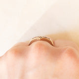 Anello vintage a “V” in oro giallo 9K con tormaline rosse, ametiste e acquamarina, anno 1990