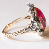 Anello a margherita vintage in stile antico in oro giallo 14K e argento con rubino sintetico (4.60ct ca.) e diamanti di taglio rosetta, anni ‘50/‘60