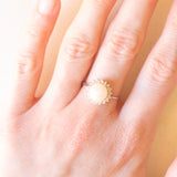 Anello a margherita vintage in oro bianco 14K con perla bianca e diamanti (0.36ctw ca.), anni ‘60