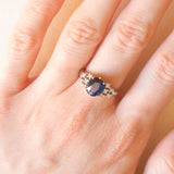 Anello vintage in oro bianco 14K con zaffiro (1.60ct ca.) e diamanti (0.10ctw ca.), anni ‘70