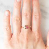 Anello Toi et Moi in oro giallo 14K con rubino sintetico (0.17ct ca.) e diamante di taglio vecchia Europa (0.15ct ca.), anni ‘10/‘20