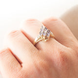 Anello vintage in oro giallo e bianco 9K con tanzaniti (0.70ctw ca.) e diamanti (0.02ctw ca.), anno 2003