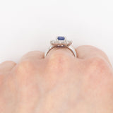 Anello a margherita in platino con zaffiro (1.66ct ca.) e diamanti di taglio brillante (0.88ctw ca.), anni ‘90