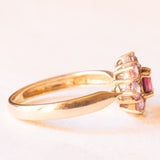 Anello a margherita vintage in oro giallo 9K con tormalina rosa (0.15ct ca.) e zaffiri rosa sintetici (0.40ctw ca.), anno 2004