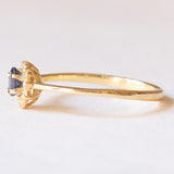 Anello a margherita vintage in oro giallo 18K con zaffiro (0.17ct ca.) e diamanti di taglio brillante (0.04ctw ca.), anni ‘70/‘80