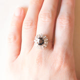 Anello a margherita vintage in oro bianco 18K con zaffiro (1.50ct ca.) e diamanti (0.30ctw ca.), anni ‘70