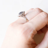 Anello a margherita vintage in oro bianco 18K con zaffiro (1.50ct ca.) e diamanti di taglio brillante (0.36ctw ca.), anni ‘60/‘70