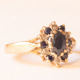 Anello a margherita vintage in oro giallo e bianco 9K con zaffiri (0.70ctw ca.) e diamanti (0.06ctw ca.)