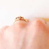 Anello a fiore vintage in oro giallo 9K con opale (0.05ct ca.) e granati (0.36ctw ca.), anno 1975