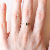 Anello a margherita vintage in oro giallo 18K con zaffiro (0.17ct ca.) e diamanti di taglio brillante (0.04ctw ca.), anni ‘70/‘80