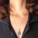 Collana vintage con catenina in oro giallo 9K e con ciondolo in oro giallo 9K con topazi azzurri (6ctw ca.), anni ‘2000