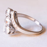 Anello antico in oro bianco 18K con diamanti (centrali di taglio vecchia miniera e per un totale di 2ct ca.), anni ‘40