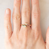 Anello contrarier antico a doppio serpente in oro giallo 14K con smeraldi, rubini e diamanti di taglio vecchio (0.16ctw ca.), anni ‘20