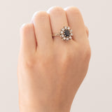 Anello a margherita vintage in oro bianco 14K con zaffiro (0.65ct ca.) e diamanti di taglio brillante (0.40ctw ca.), anni ‘70