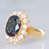 Anello a margherita vintage in oro giallo 18K con zaffiro (4.40ct ca.) e diamanti di taglio brillante (1.68ctw ca.), anni ‘70/‘80