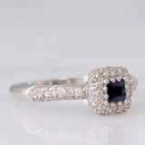 Anello a margherita vintage in oro bianco 9K con zaffiro di taglio carré (0.20ct ca.) e diamanti (0.38ctw ca.), anni ‘90/anni ‘2000