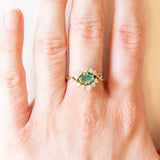 Anello a margherita vintage in oro giallo 14K con smeraldo (0.35ct ca.) e diamanti (0.50ctw ca.), anni ‘70