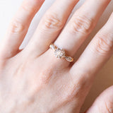 Anello antico francese in oro giallo e bianco 18K con diamanti (centrale di taglio brillante e di 0.28ct ca.), anni ‘30/‘40