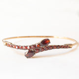 Braccialetto vintage con serpenti stilizzati in oro giallo 8K con granati (4ctw ca.), anni ‘60