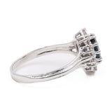 Anello vintage in oro bianco 18k con zaffiro (1ct) e diamanti (0,50ct), anni '60