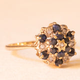 Anello a fiore vintage in oro giallo 9K con zaffiri (0.60ctw ca.) e diamanti (0.07ctw ca.)