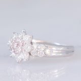Anello a fiore in platino con diamanti fancy rosa (0.15ctw) e diamanti bianchi (0.86ctw), anni ‘90/anni ‘2000
