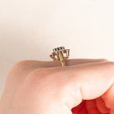 Anello a margherita vintage in oro giallo e bianco 9K con zaffiro (0.60ct ca.) e diamanti (0.12ctw ca.), anno 1982