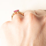 Anello "bypass" vintage in oro giallo 9K con rubini (1ctw ca.) e diamanti