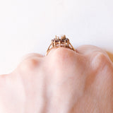 Anello a margherita vintage in oro giallo 9K con opale (0.80ctw ca.) e granati (0.35ctw ca.), anno 1980