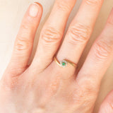 Anello a fiore vintage in oro giallo e bianco 9K con smeraldo (0.08ct ca.) e diamanti (0.06ctw ca.), anni ‘70