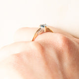 Anello vintage in oro giallo 9K con spinello azzurro sintetico di taglio a cuore (0.50ct ca.) e diamanti (0.03ctw ca.), anni ‘80/‘90