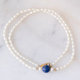 Collana moderna con perle bianche, lapislazzuli e oro giallo 18K