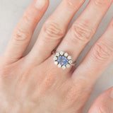 Anello a margherita in oro bianco 18K con zaffiro azzurro (0.80ct ca.) e diamanti di taglio brillante (0.70ctw ca.), anni ‘70/‘80