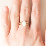 Anello vintage in oro giallo e bianco 8K con opale (1ct ca.) e diamanti, anni ‘60