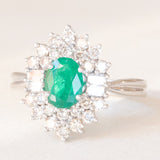 Anello ballerina in oro bianco 18K con smeraldo (0.70ct ca.) e diamanti di taglio brillante e di taglio baguette (0.82ctw ca.), anni ‘60/‘70