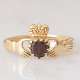 Anello Claddagh vintage in oro giallo 9K con granato di taglio a cuore (0.50ct ca.)