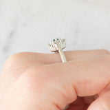 Anello a margherita vintage in oro bianco 14K con tormalina verde (0.35ct ca.) e diamanti (0.24ctw ca.), anni ‘80