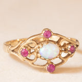 Anello vintage in stile antico in oro giallo 9K con opale (0.20ct ca.) e rubini sintetici (0.30ctw ca.), anni ‘80