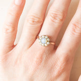 Anello a margherita antico in oro giallo 18K con opale sintetico e perline bianche, primi del ‘900
