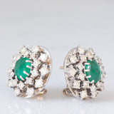 Orecchini a margherita vintage in oro bianco 14K con smeraldi (3ctw ca.) e diamanti di taglio brillante (2.80ctw ca.), anni ‘70/‘80