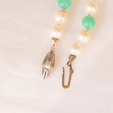 Collana vintage con filo di perle bianche e sfere di crisoprasio e con chiusura in oro bianco 8K con perla bianca, anni ‘70