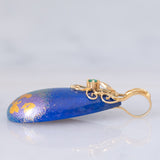 Collana moderna con filo di vetri blu e con pendente in oro giallo 18K con lapislazzuli, smeraldo e diamante