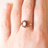 Anello a margherita vintage in oro giallo 9K con opale (0.30ct ca.) e granati (0.30ctw ca.), anni ‘70/‘80
