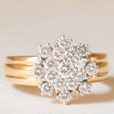 Anello a fiore vintage in oro giallo e bianco 14K con diamanti di taglio brillante (0.95ctw ca.), anni ‘60/‘70