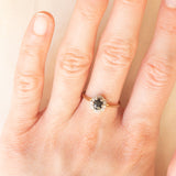 Anello a margherita in oro giallo 9K con zaffiro (0.50ct ca.) e diamanti (0.03ctw ca.), anni ‘80