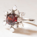 Anello a fiocco di neve vintage in oro bianco 18K con granato (2ct ca.) e diamanti di taglio brillante (1.50ctw ca.), anni ‘80