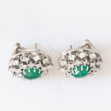 Orecchini a margherita vintage in oro bianco 14K con smeraldi (3ctw ca.) e diamanti di taglio brillante (2.80ctw ca.), anni ‘70/‘80